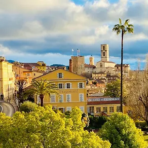 Gasthof Un Palmier A Sa Fenetre, Grasse